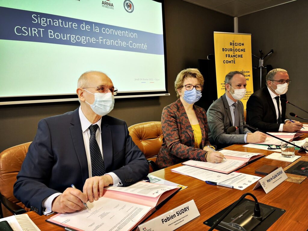 Signature au Conseil Régional Convention